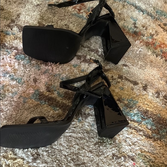 Black Women's Heels - Picture 4 of 7